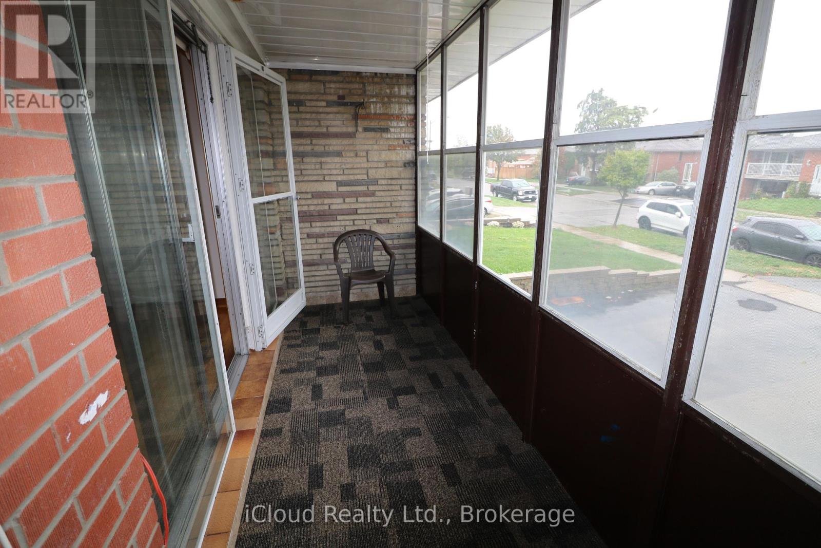 61 Rockbank Crescent, Toronto, Ontario  M9M 1L1 - Photo 11 - W12429257