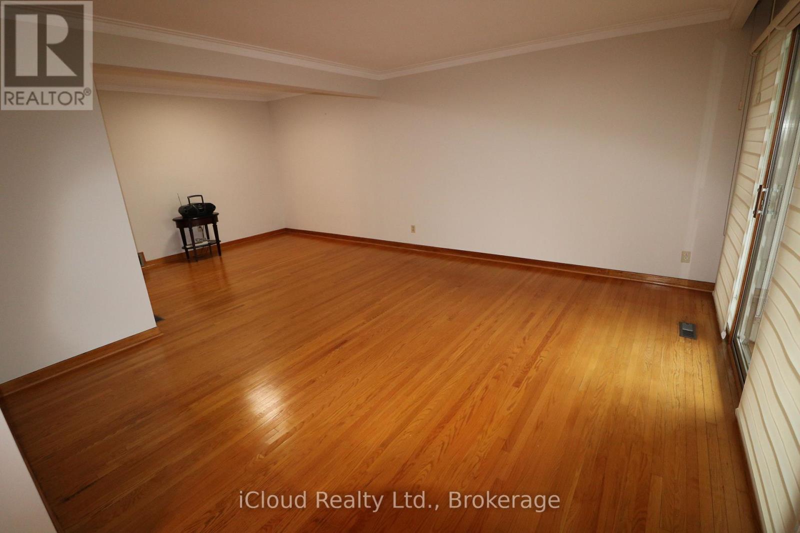 61 Rockbank Crescent, Toronto, Ontario  M9M 1L1 - Photo 9 - W12429257