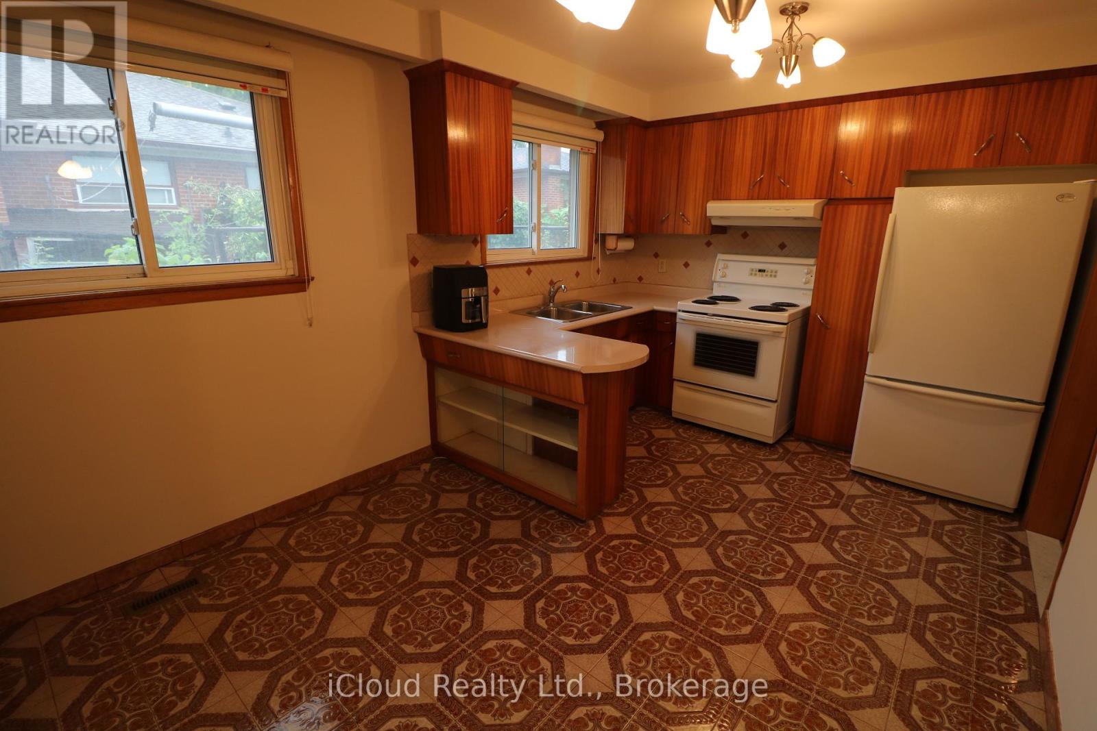 61 Rockbank Crescent, Toronto, Ontario  M9M 1L1 - Photo 6 - W12429257