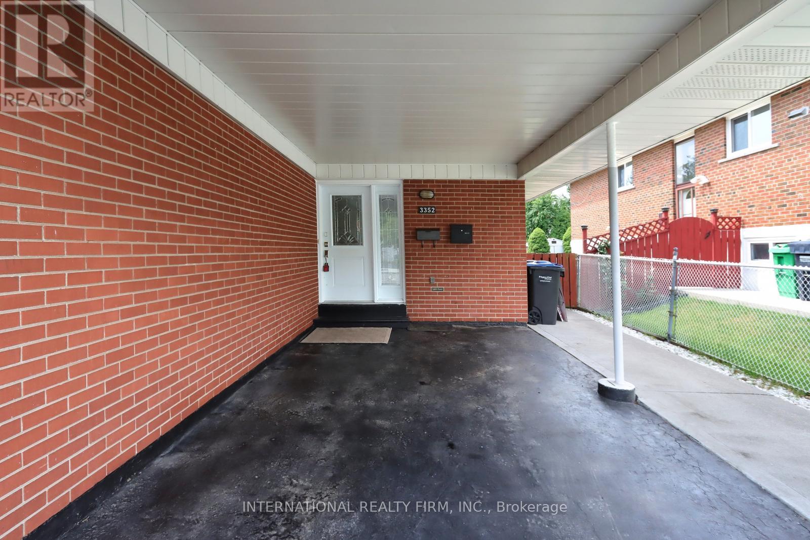 3352 Queen Frederica Drive, Mississauga, Ontario  L4Y 3B2 - Photo 2 - W12286272