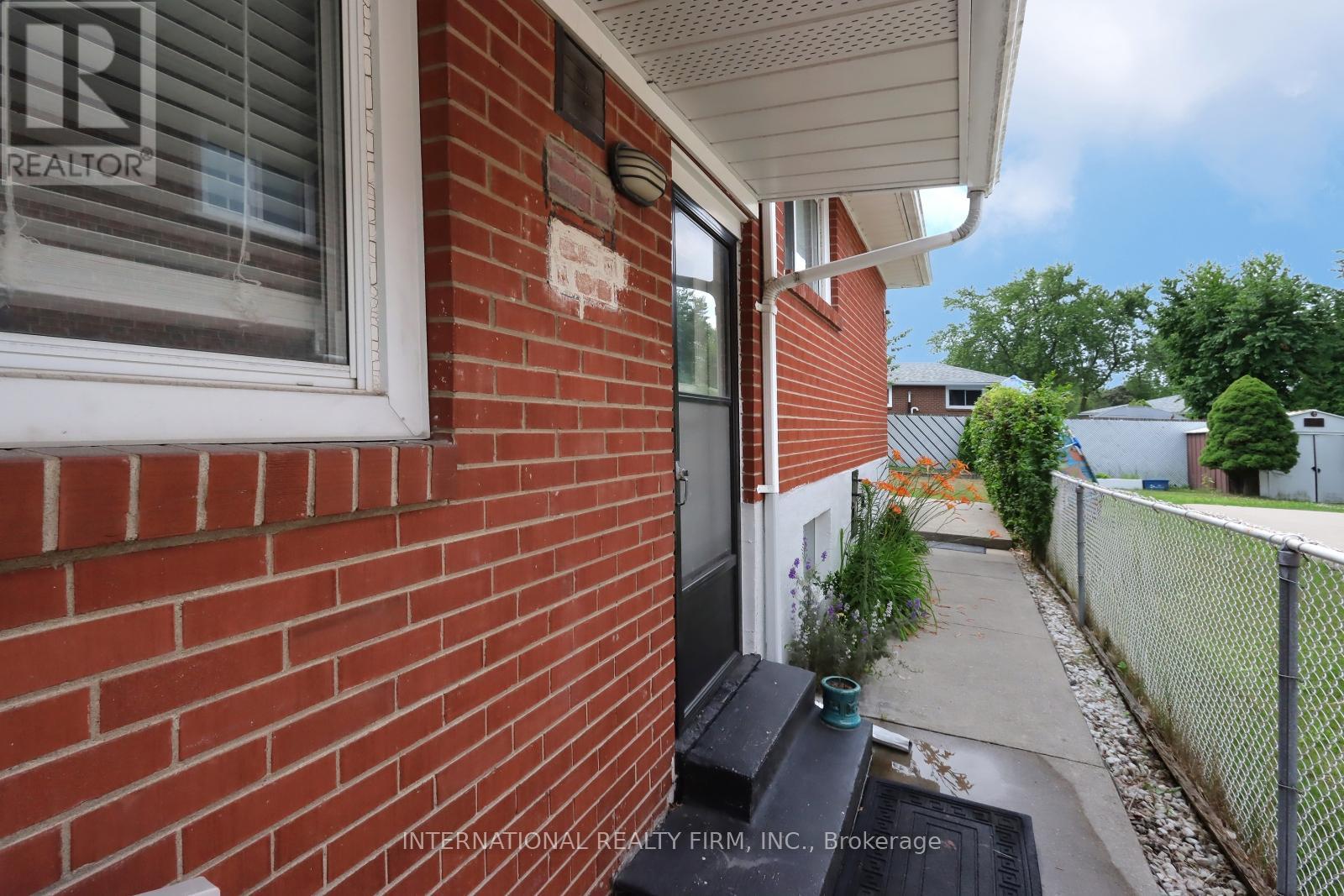 3352 Queen Frederica Drive, Mississauga, Ontario  L4Y 3B2 - Photo 9 - W12286272