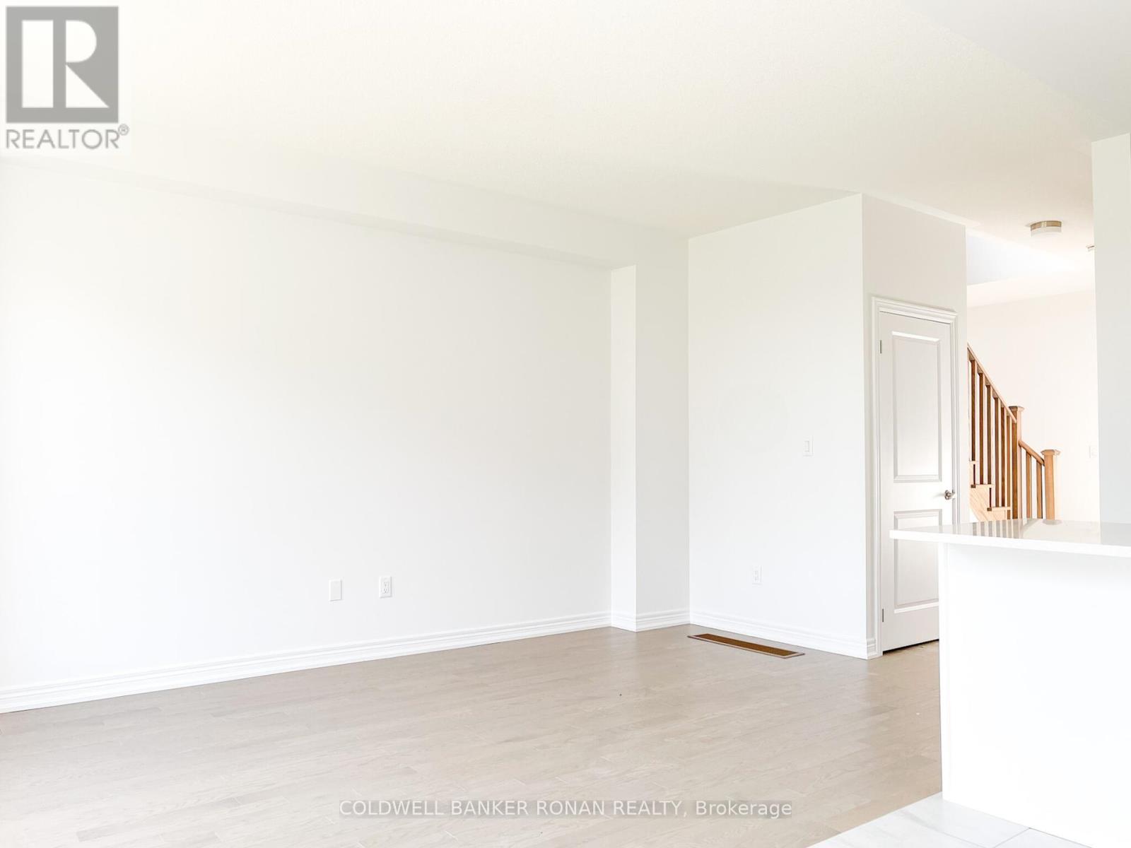 29 Milady Crescent, Barrie, Ontario  L9J 0X3 - Photo 4 - S12426882