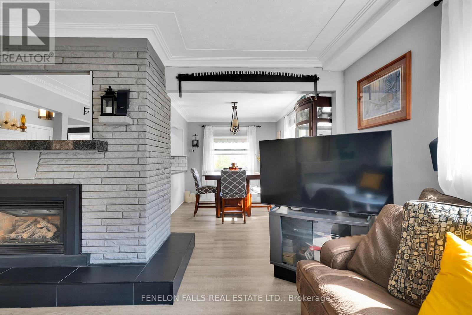 63 The Queensway N, Georgina (Keswick North), Ontario  L4P 0L2 - Photo 8 - N12429365