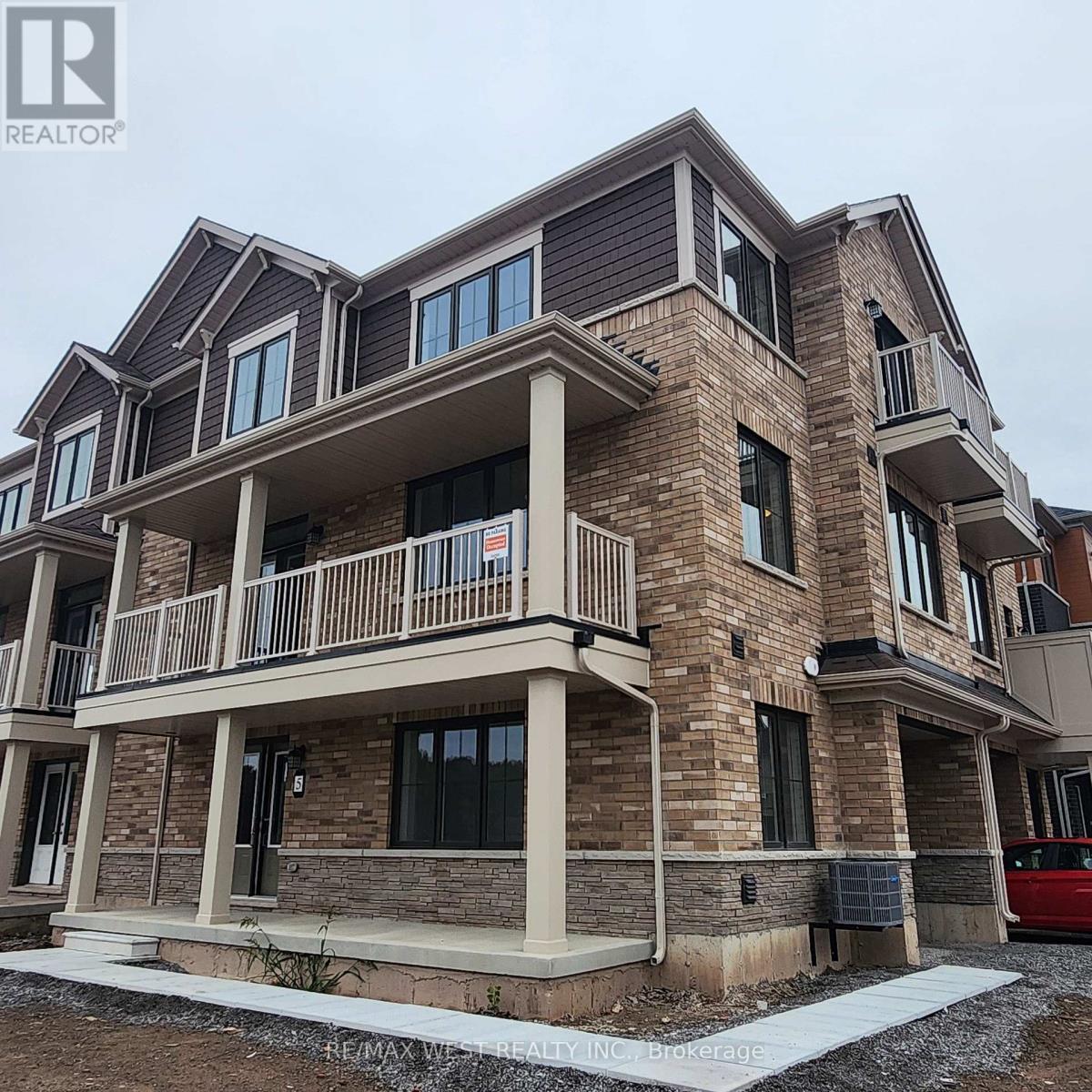 5 Pogie Drive, Welland, Ontario  L3B 0P2 - Photo 3 - X12409805