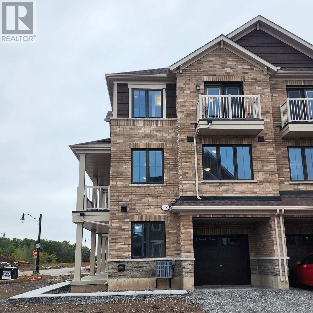 5 Pogie Drive, Welland, Ontario  L3B 0P2 - Photo 5 - X12409805