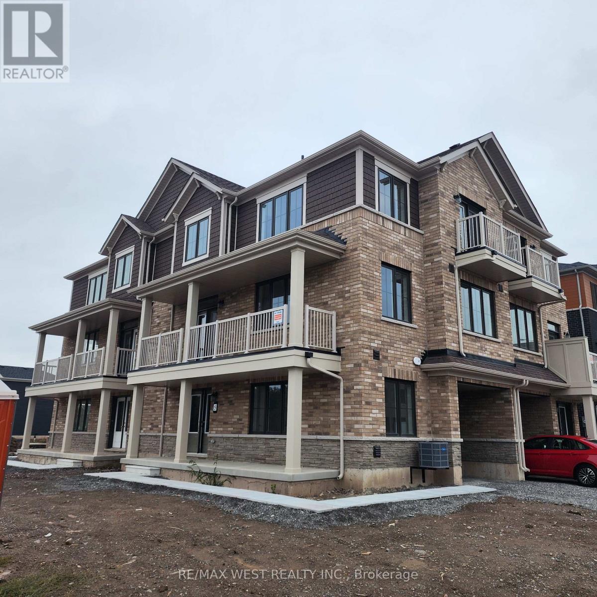 5 Pogie Drive, Welland, Ontario  L3B 0P2 - Photo 4 - X12409805