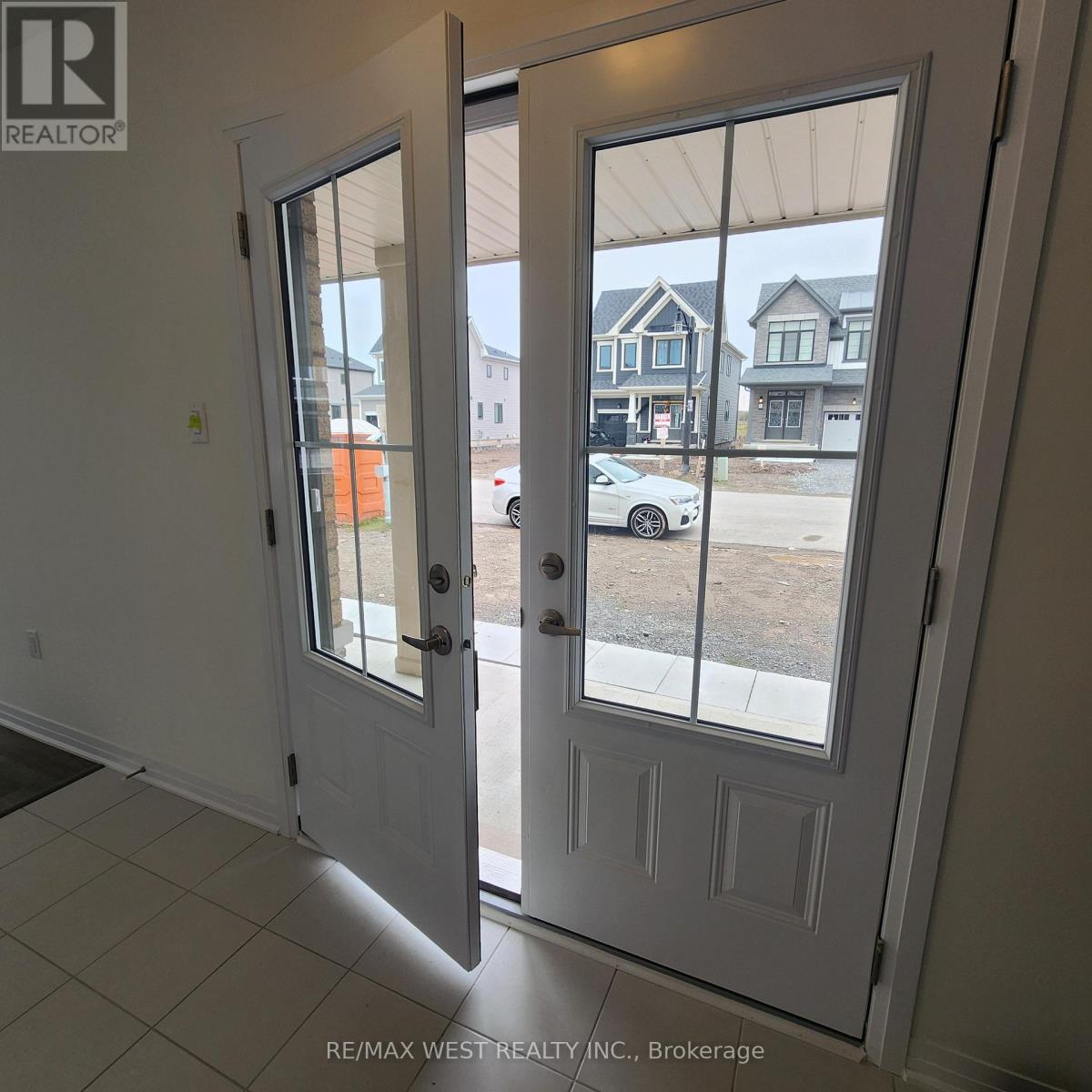 5 Pogie Drive, Welland, Ontario  L3B 0P2 - Photo 6 - X12409805