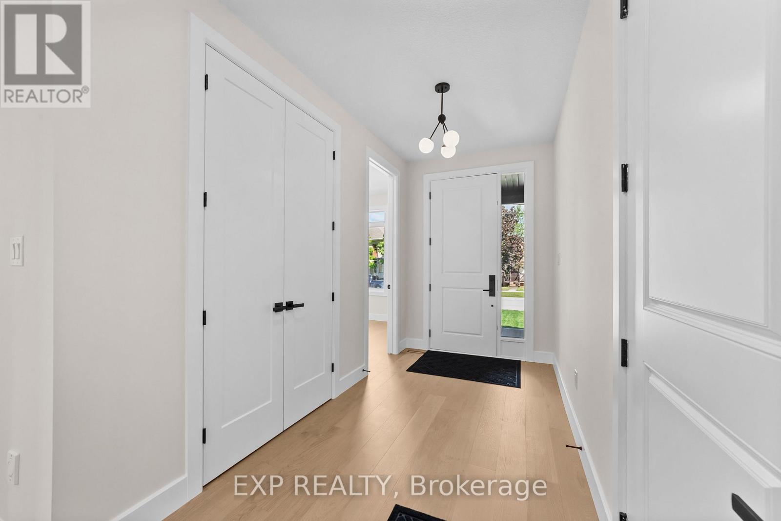 408 Erie Street, Warwick, Ontario  N0M 2S0 - Photo 11 - X12429354