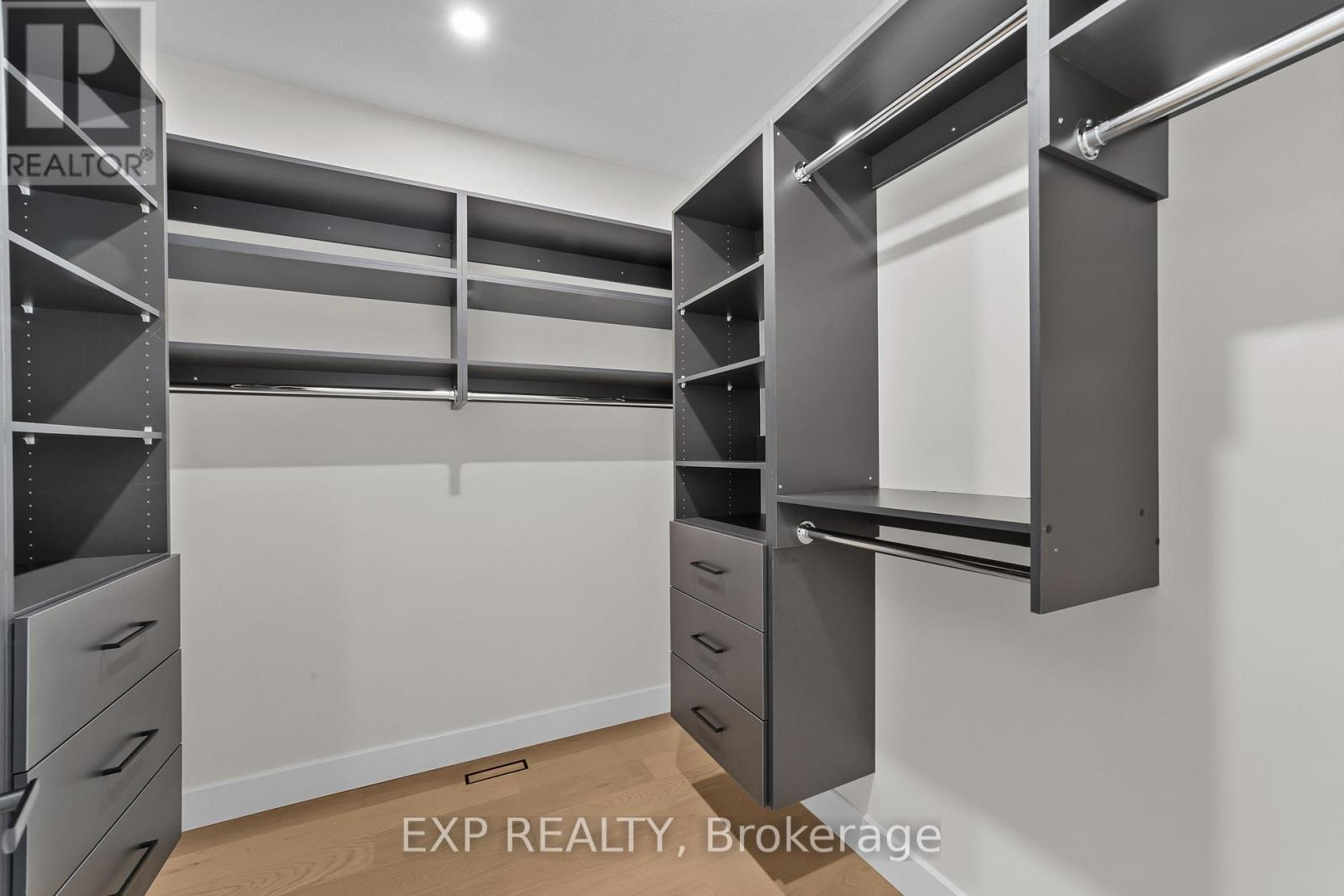 408 Erie Street, Warwick, Ontario  N0M 2S0 - Photo 19 - X12429354