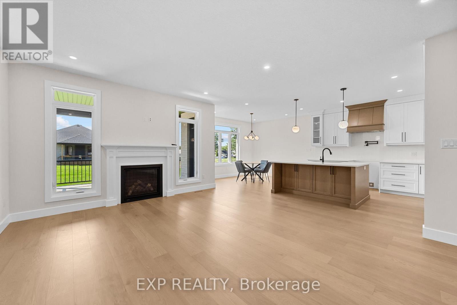 408 Erie Street, Warwick, Ontario  N0M 2S0 - Photo 2 - X12429354