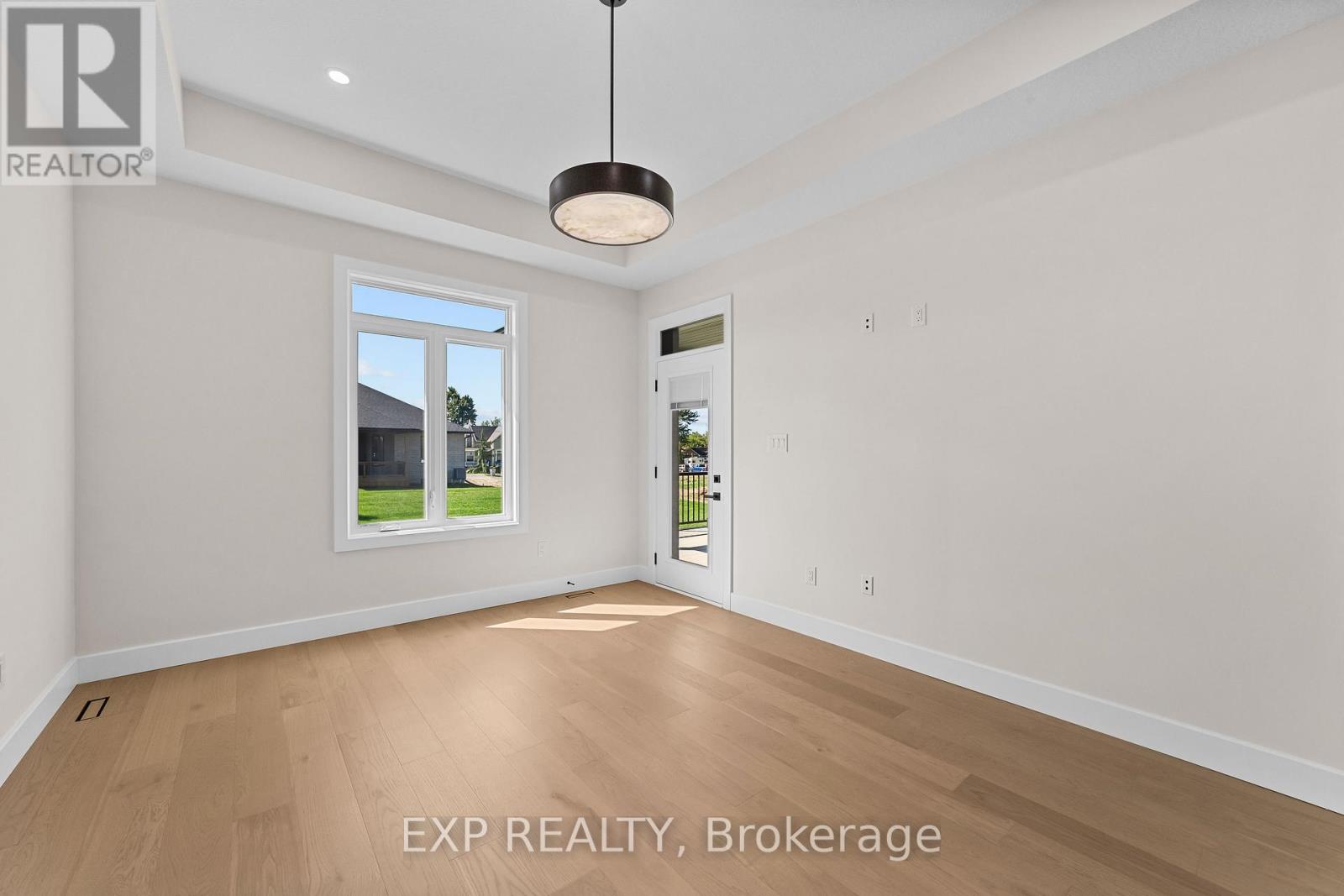 408 Erie Street, Warwick, Ontario  N0M 2S0 - Photo 9 - X12429354
