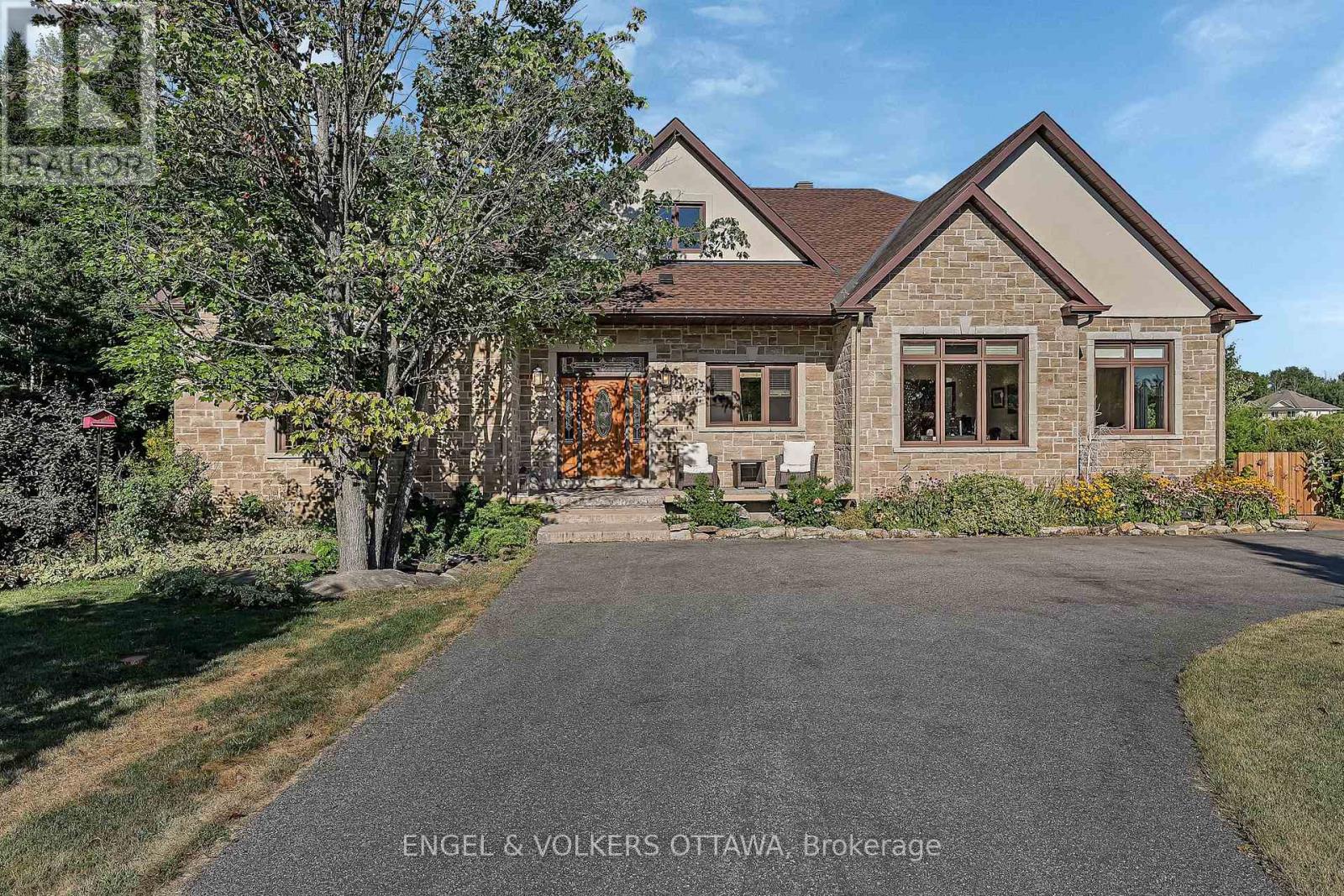 1836 Whitemarsh Crescent, Ottawa, Ontario  K2W 1B5 - Photo 2 - X12429373