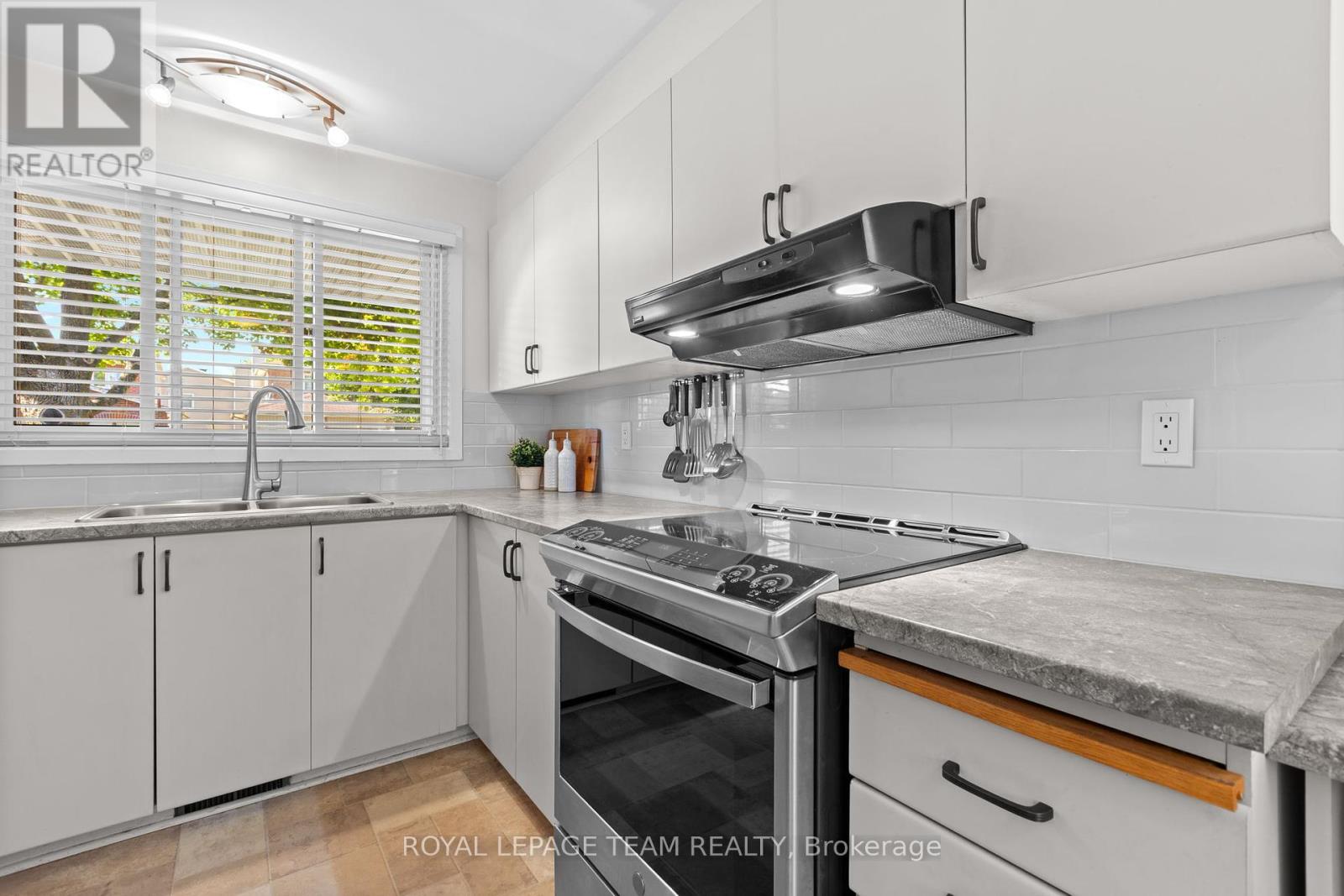 24 Hyannis Avenue, Ottawa, Ontario  K2J 2W8 - Photo 7 - X12429413