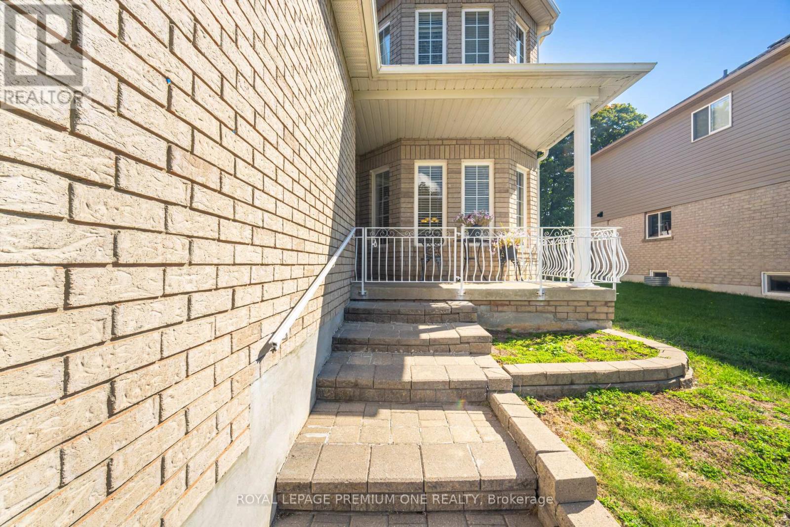 2039 Thompson Street, Innisfil, Ontario  L9S 4Z1 - Photo 4 - N12429310
