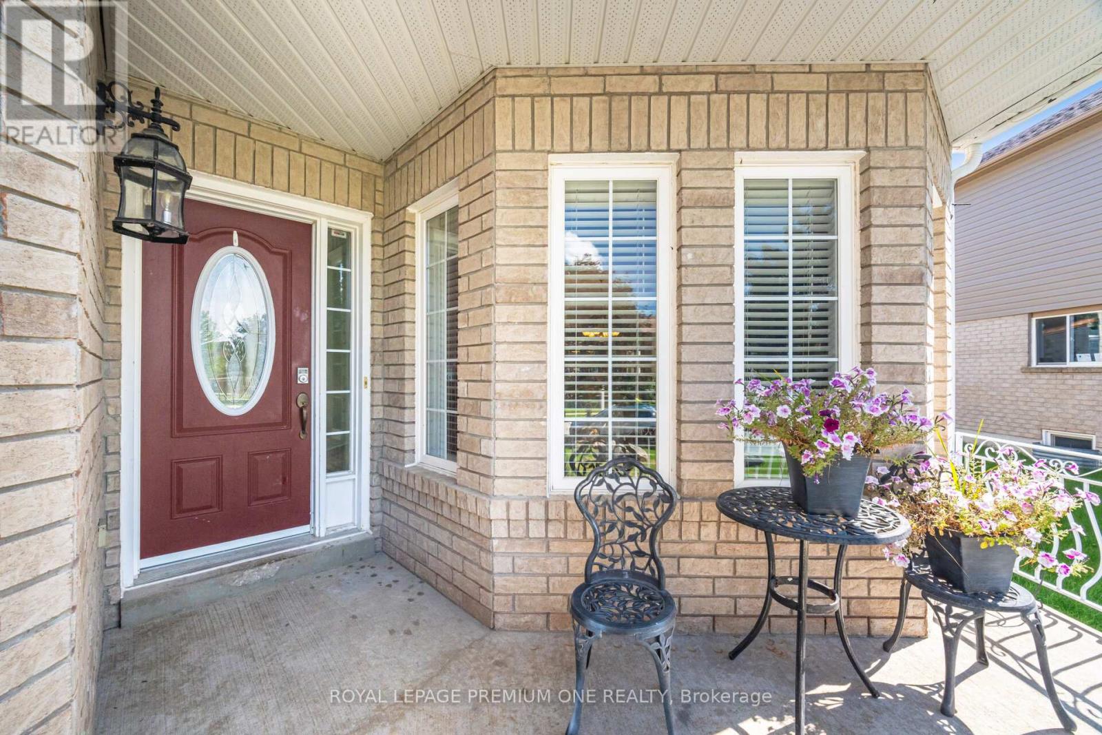 2039 Thompson Street, Innisfil, Ontario  L9S 4Z1 - Photo 5 - N12429310
