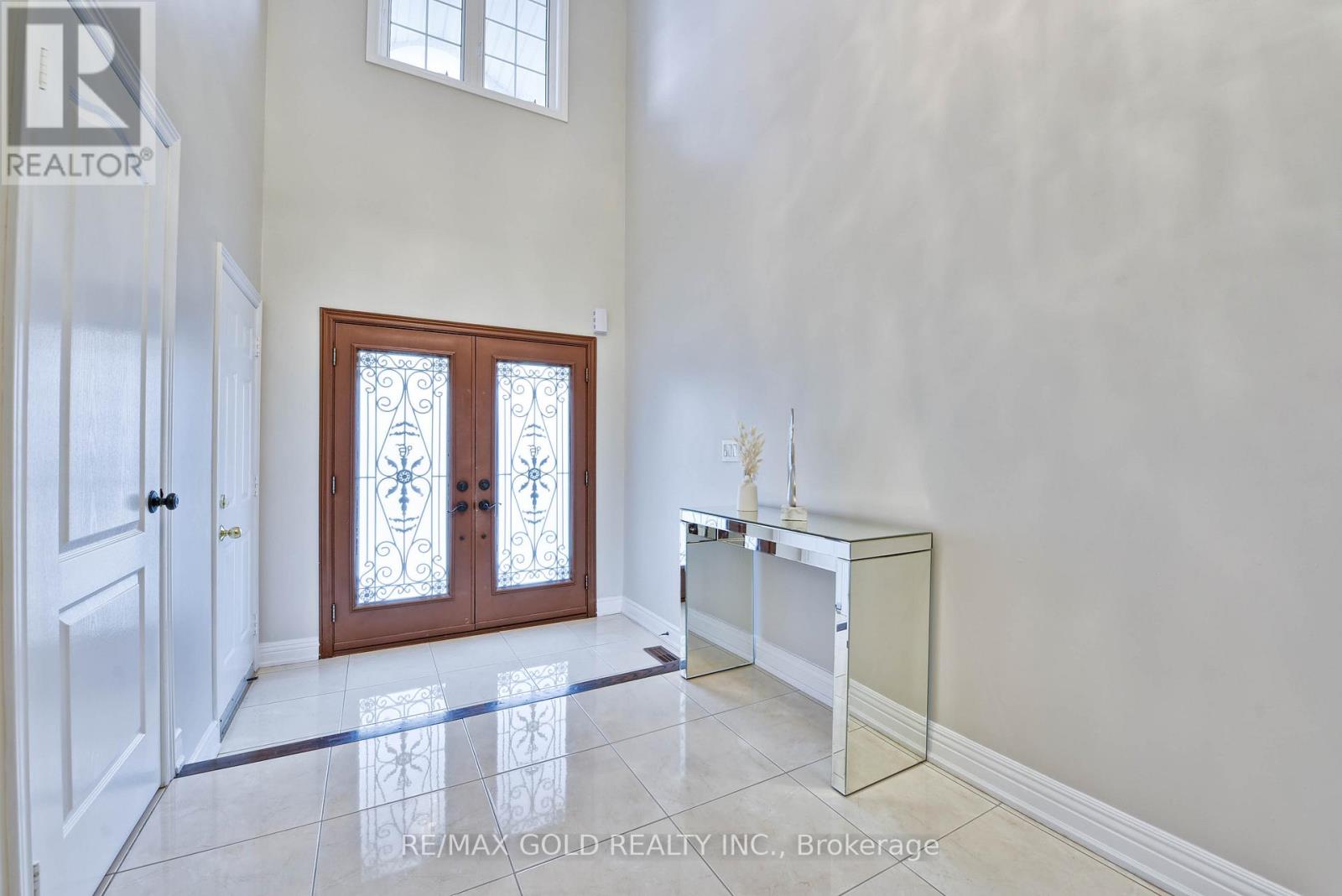 215 Bachman Drive, Vaughan, Ontario  L6A 3V9 - Photo 3 - N12429313