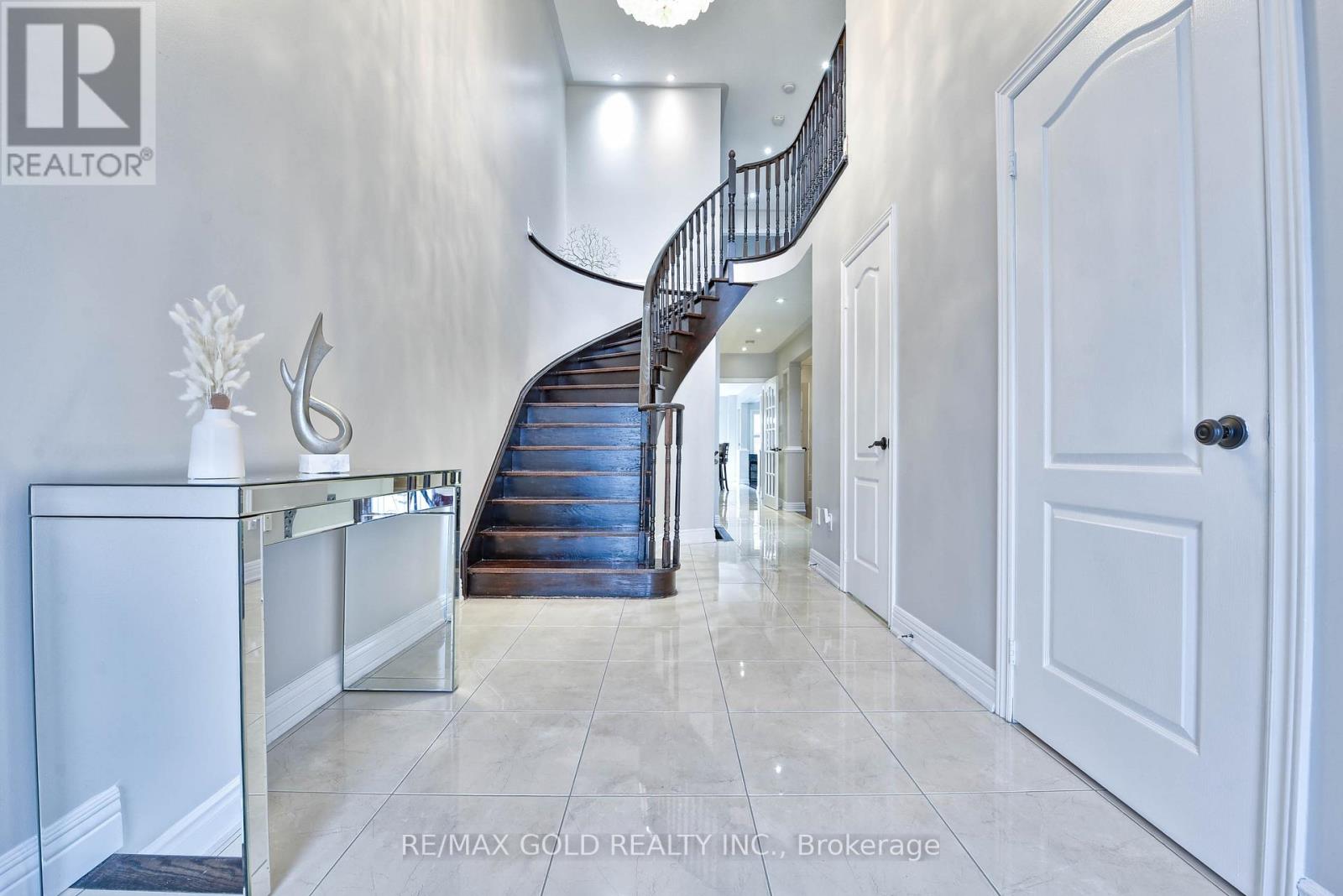 215 Bachman Drive, Vaughan, Ontario  L6A 3V9 - Photo 4 - N12429313