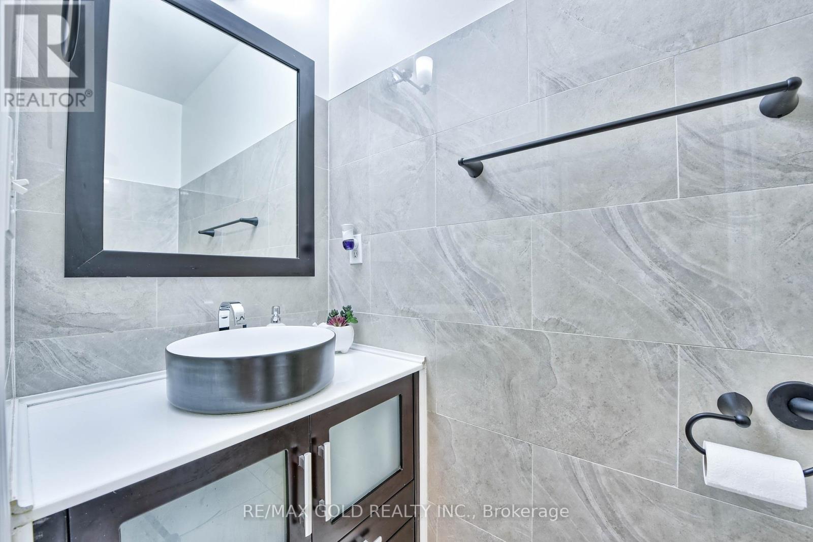 215 Bachman Drive, Vaughan, Ontario  L6A 3V9 - Photo 9 - N12429313