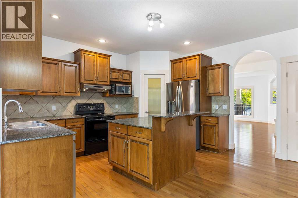 68 Elmont Court Sw, Calgary, Alberta  T3H 5Z8 - Photo 11 - A2246175