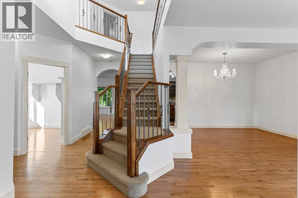 68 Elmont Court Sw, Calgary, Alberta  T3H 5Z8 - Photo 4 - A2246175