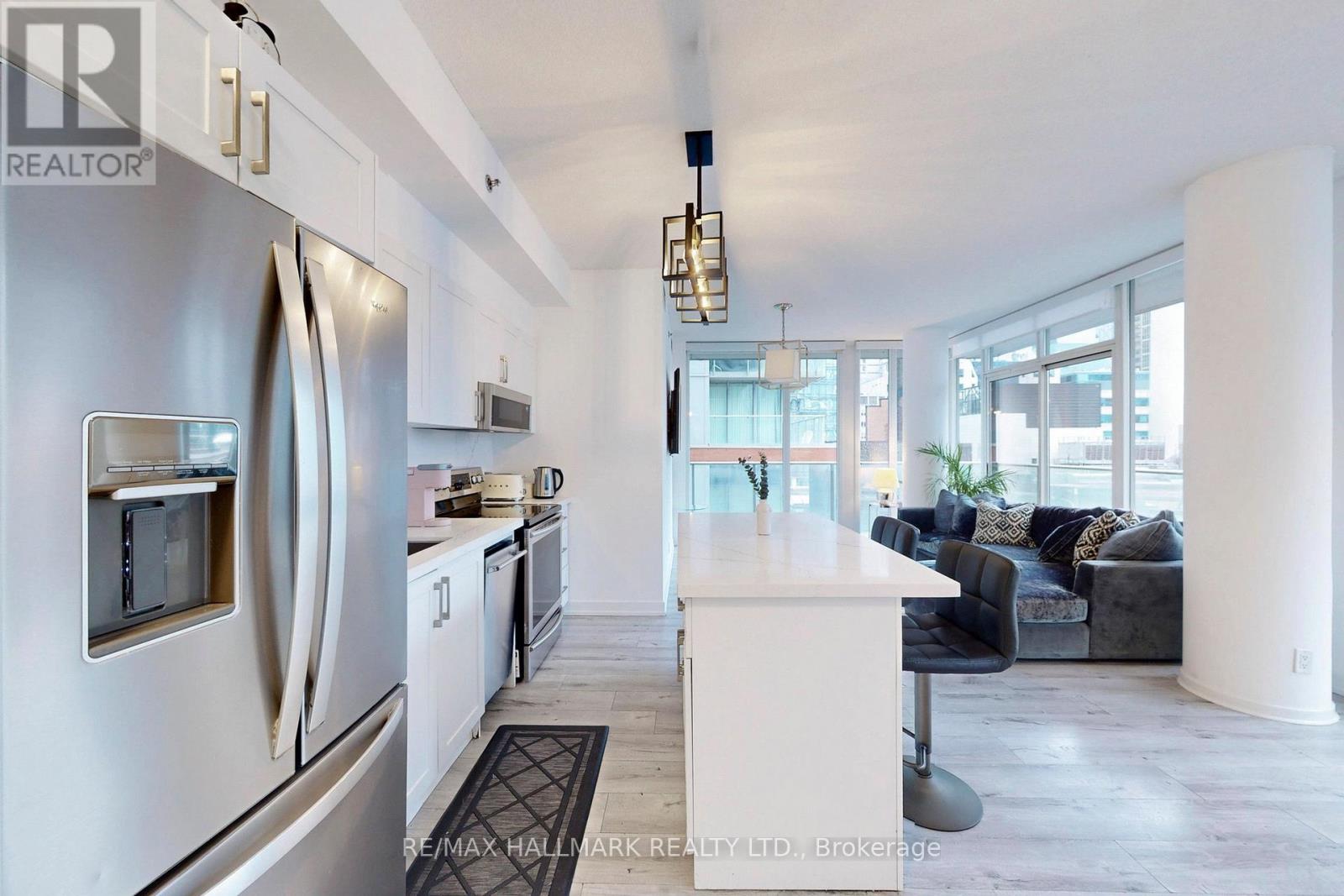 818 - 21 Nelson Street, Toronto, Ontario  M5V 3H9 - Photo 2 - C12429345