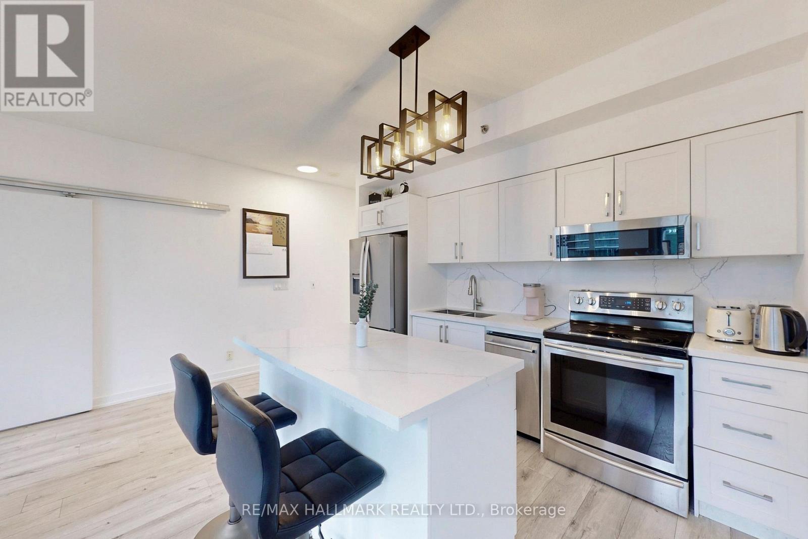 818 - 21 Nelson Street, Toronto, Ontario  M5V 3H9 - Photo 3 - C12429345