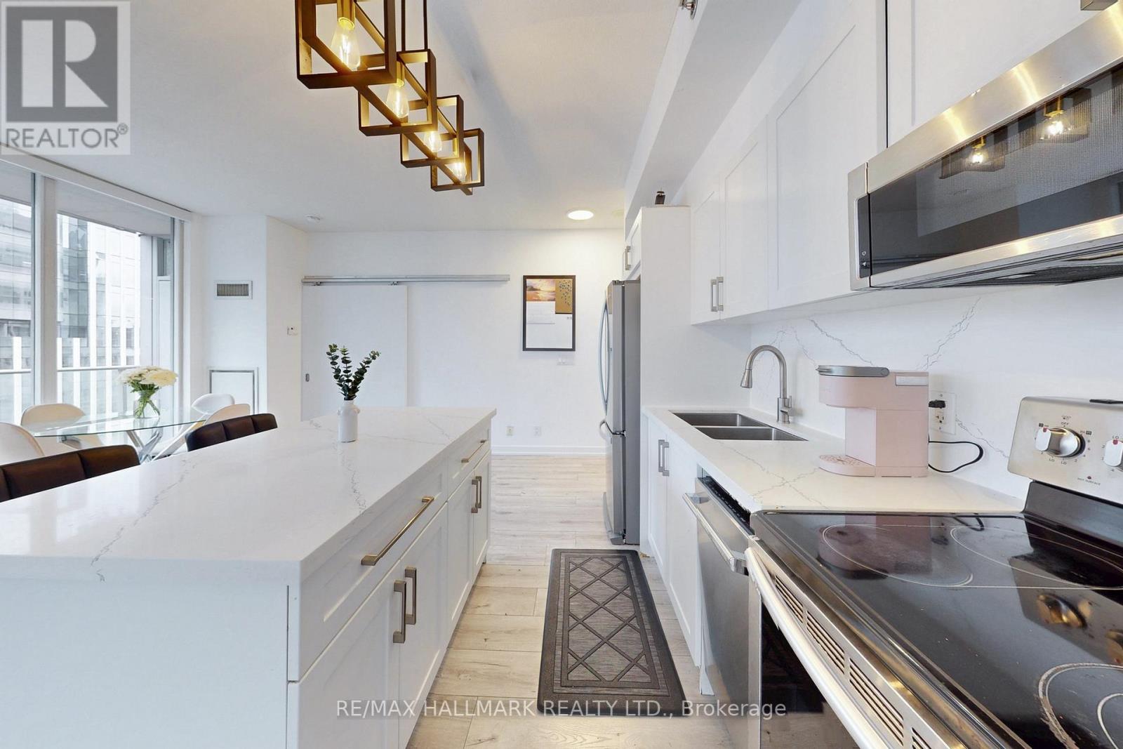 818 - 21 Nelson Street, Toronto, Ontario  M5V 3H9 - Photo 5 - C12429345