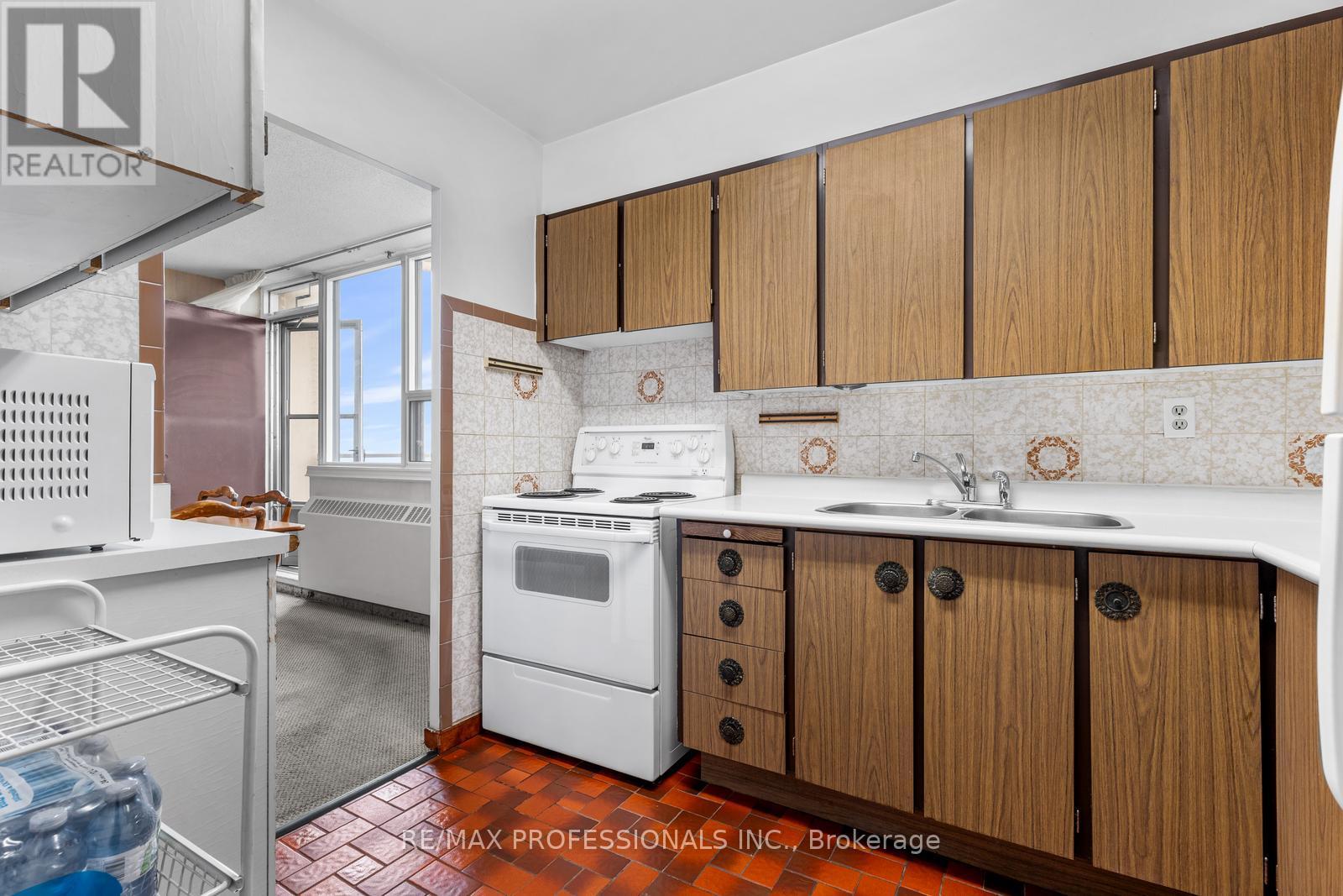 1704 - 180 Markham Road, Toronto, Ontario  M1M 2Z9 - Photo 10 - E12429360