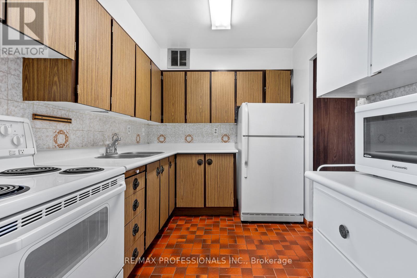 1704 - 180 Markham Road, Toronto, Ontario  M1M 2Z9 - Photo 7 - E12429360