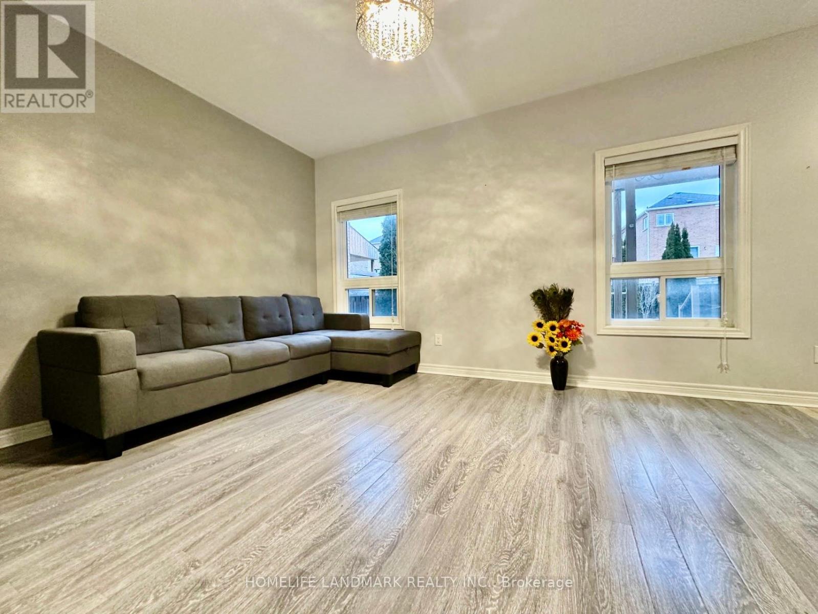 59 Faris Street, Bradford West Gwillimbury, Ontario  L3Z 0C5 - Photo 5 - N12429338