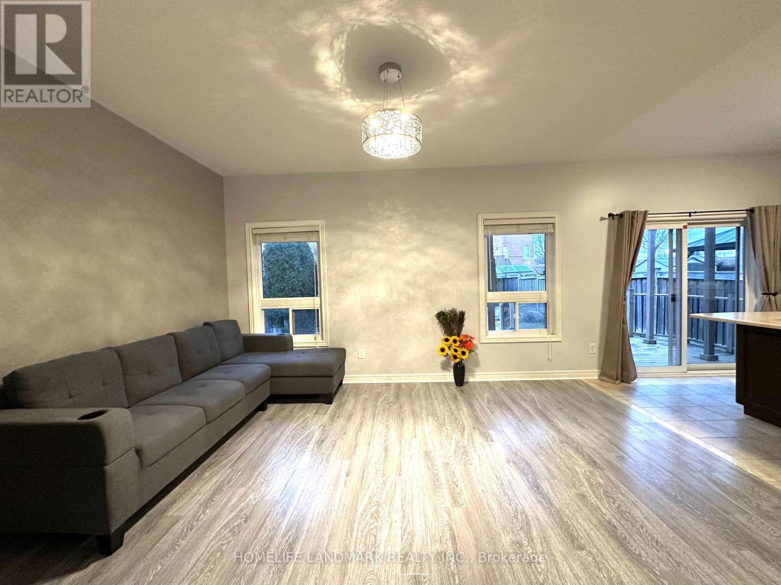 59 Faris Street, Bradford West Gwillimbury, Ontario  L3Z 0C5 - Photo 6 - N12429338