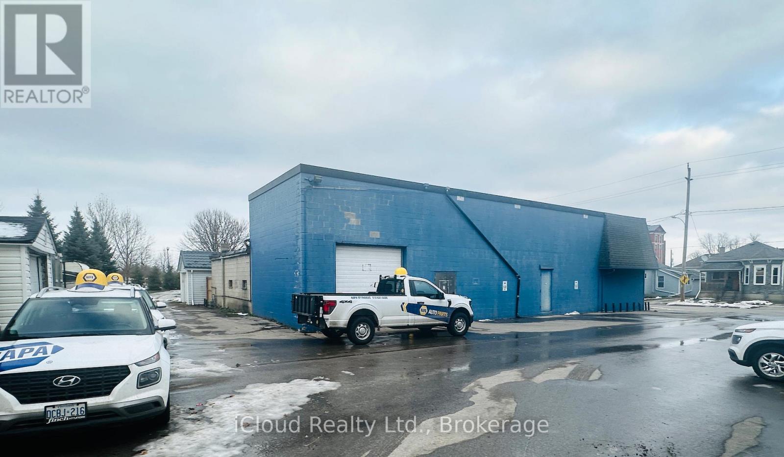 52 Moore Street, St. Thomas, Ontario  N5R 3W3 - Photo 5 - X12167394