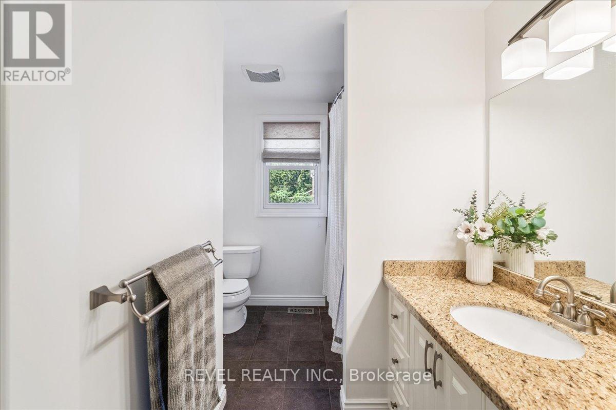 15 Ireson Road, Burlington, Ontario  L7R 3X5 - Photo 25 - W12429324