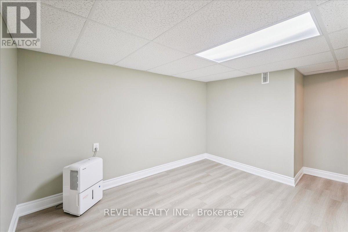 15 Ireson Road, Burlington, Ontario  L7R 3X5 - Photo 27 - W12429324