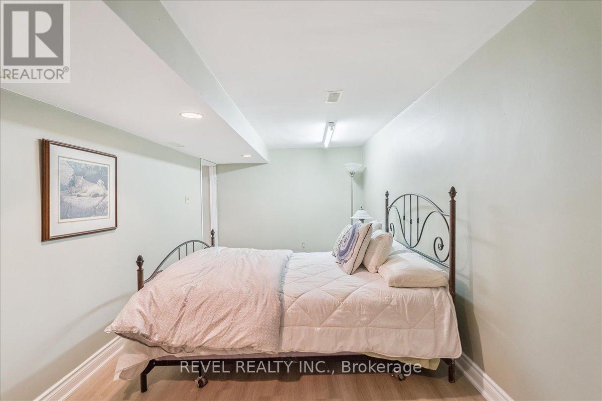 15 Ireson Road, Burlington, Ontario  L7R 3X5 - Photo 30 - W12429324