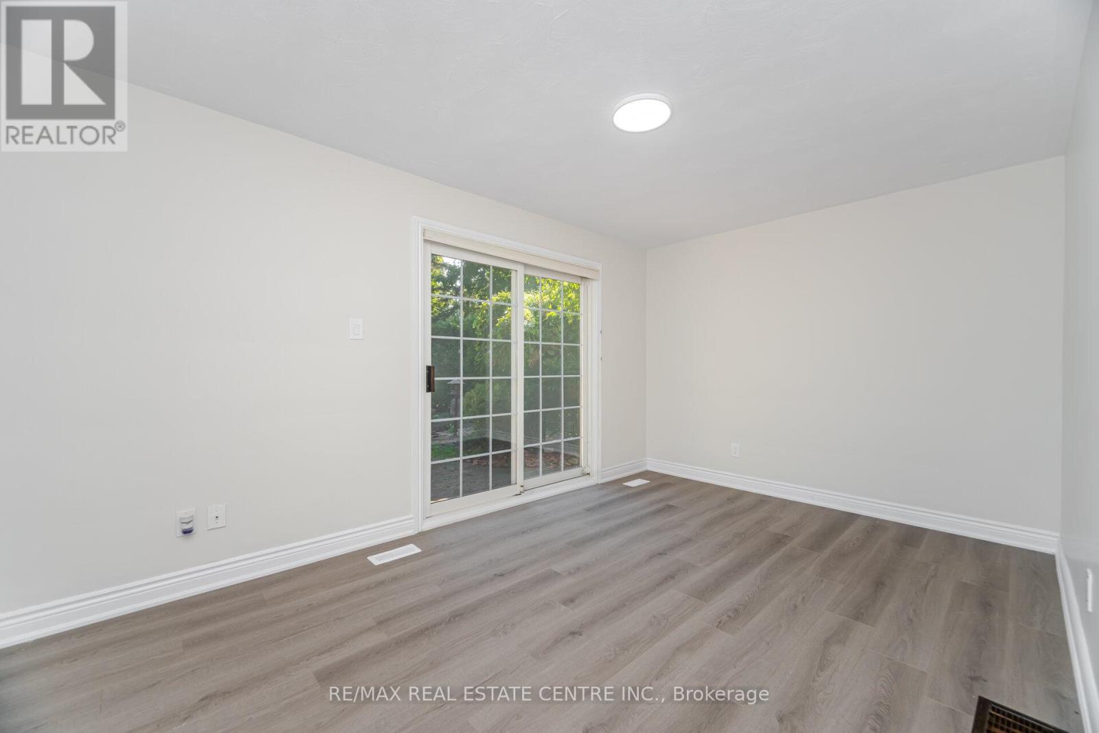 525 Swann Drive, Oakville, Ontario  L6L 3W9 - Photo 21 - W12429335