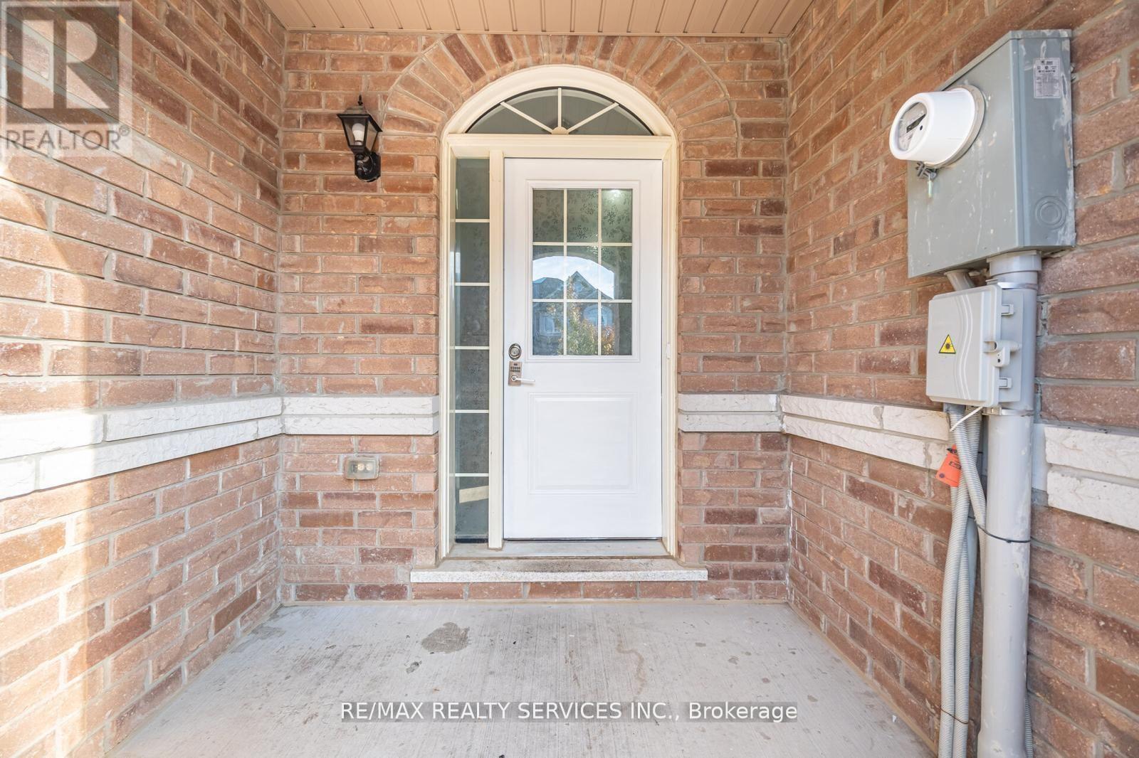 65 Fann Drive, Brampton, Ontario  L7A 4L3 - Photo 5 - W12429355