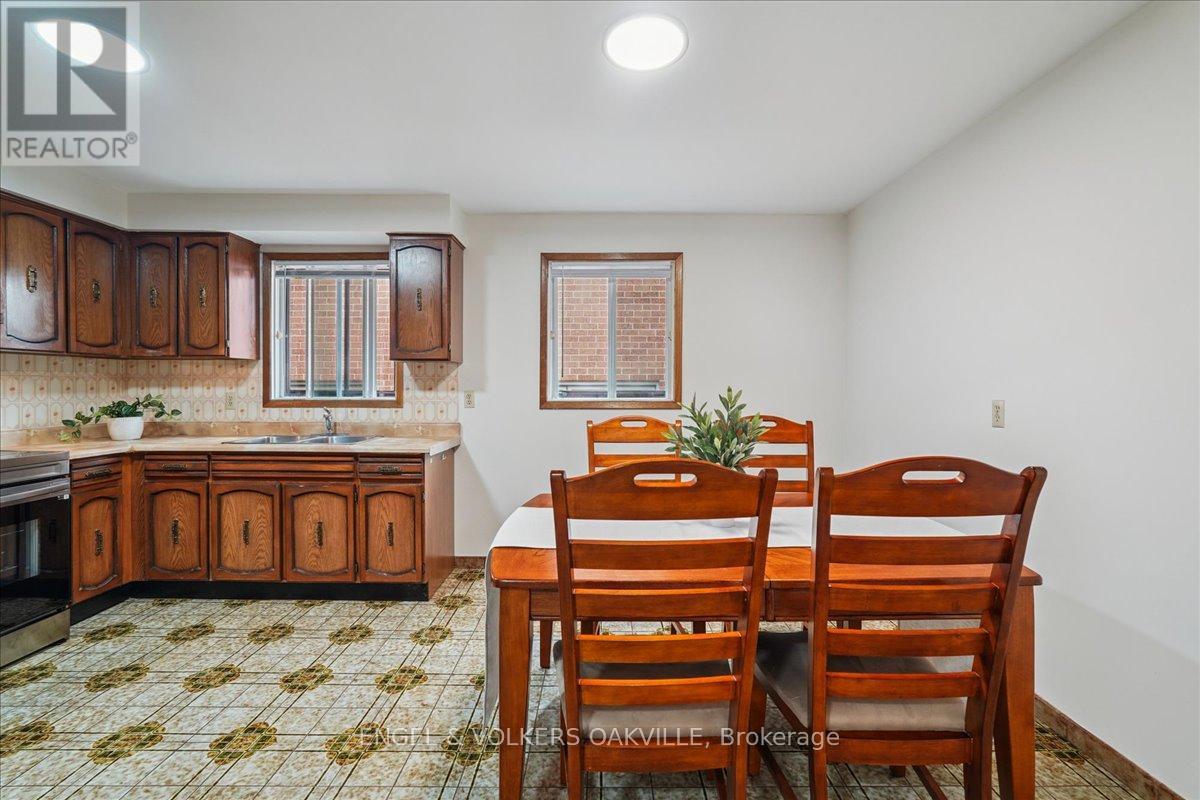 4170 Sunset Valley Court, Mississauga, Ontario  L4W 3L5 - Photo 12 - W12429358
