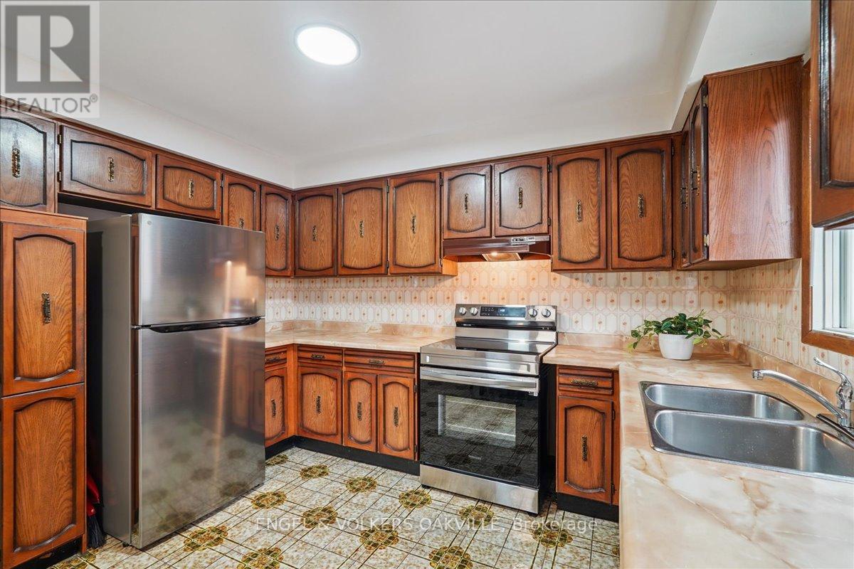 4170 Sunset Valley Court, Mississauga, Ontario  L4W 3L5 - Photo 13 - W12429358