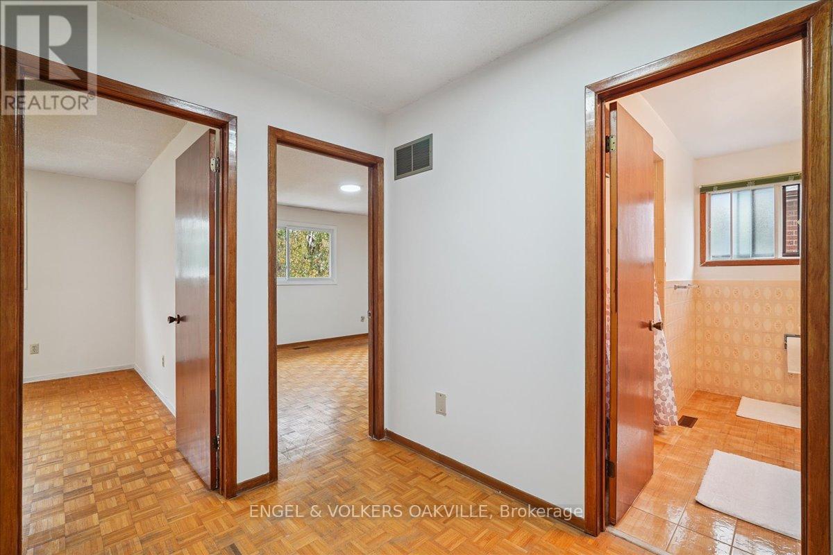 4170 Sunset Valley Court, Mississauga, Ontario  L4W 3L5 - Photo 15 - W12429358