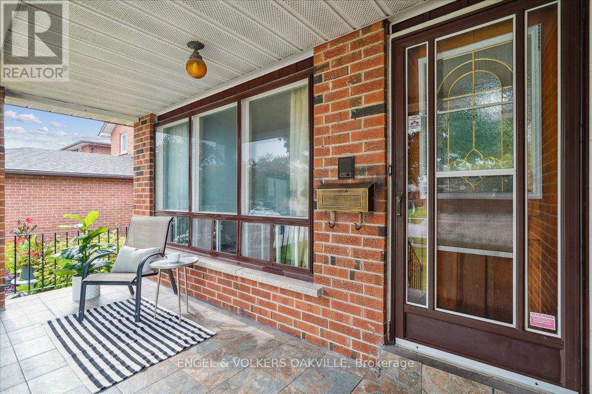 4170 Sunset Valley Court, Mississauga, Ontario  L4W 3L5 - Photo 4 - W12429358