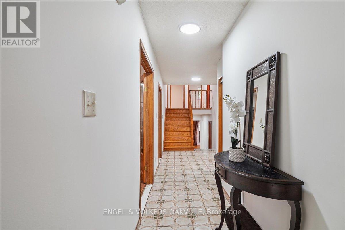 4170 Sunset Valley Court, Mississauga, Ontario  L4W 3L5 - Photo 5 - W12429358