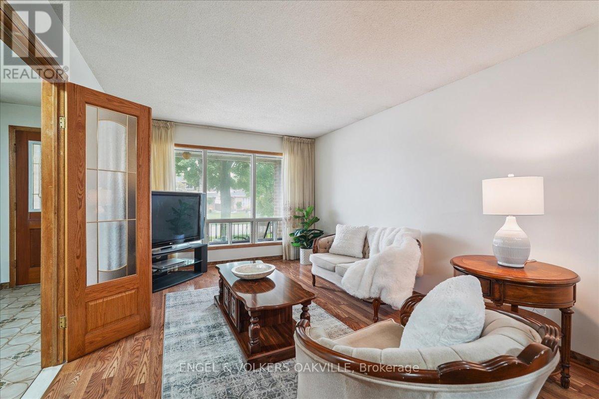 4170 Sunset Valley Court, Mississauga, Ontario  L4W 3L5 - Photo 8 - W12429358