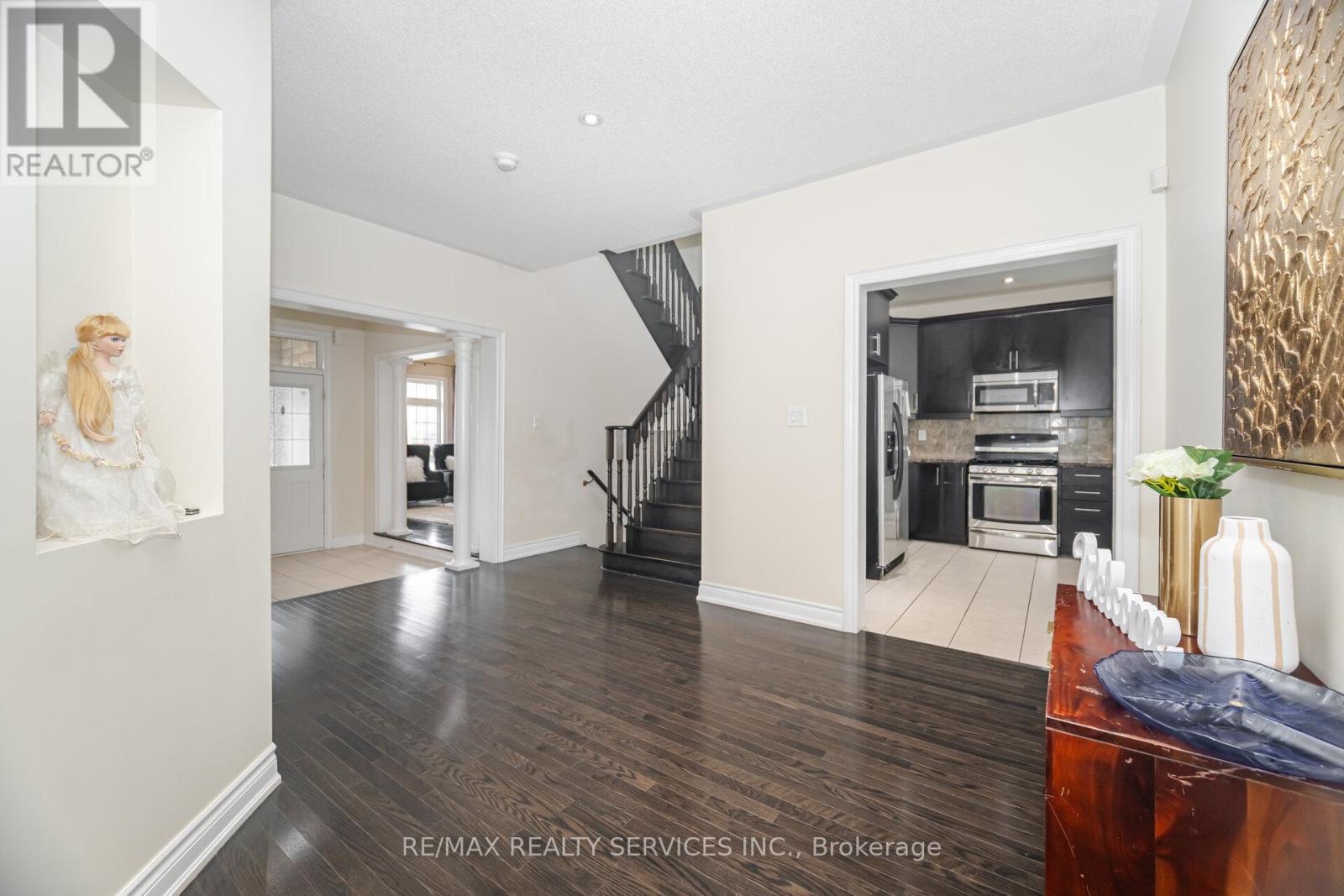 6 Beacon Hill Drive, Brampton, Ontario  L6X 0V6 - Photo 10 - W12429362