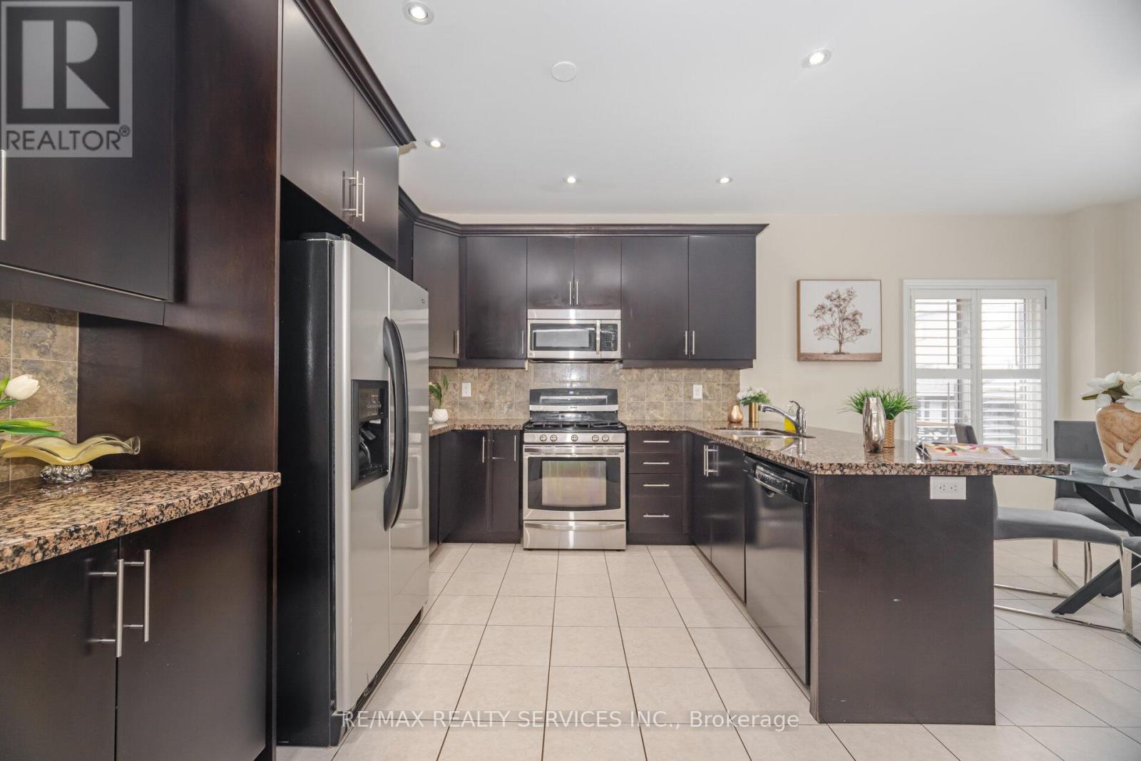 6 Beacon Hill Drive, Brampton, Ontario  L6X 0V6 - Photo 11 - W12429362