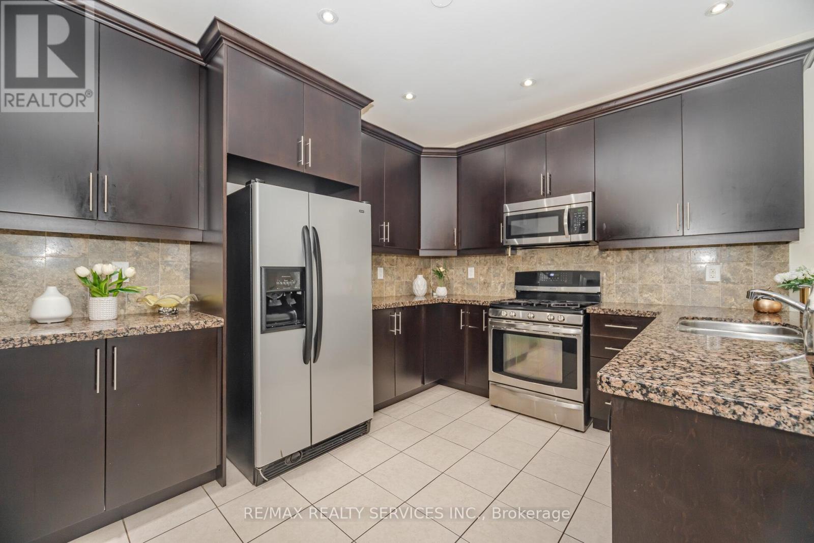 6 Beacon Hill Drive, Brampton, Ontario  L6X 0V6 - Photo 12 - W12429362