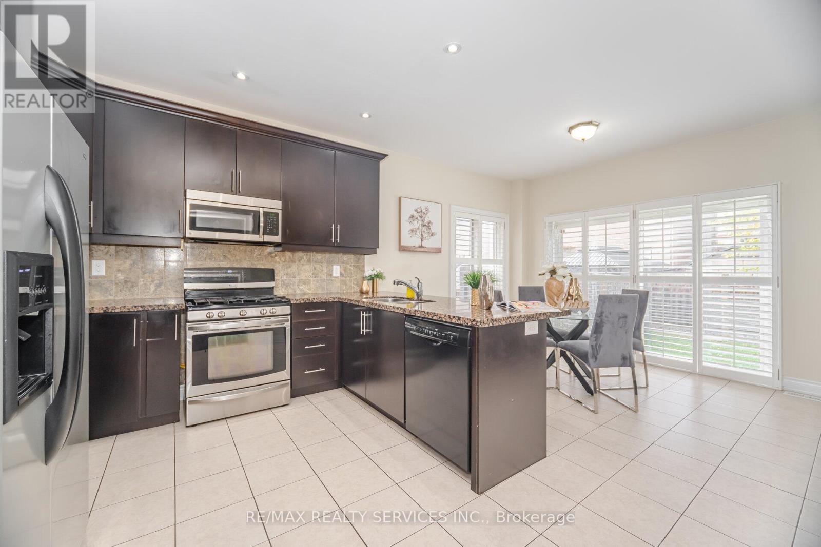 6 Beacon Hill Drive, Brampton, Ontario  L6X 0V6 - Photo 14 - W12429362