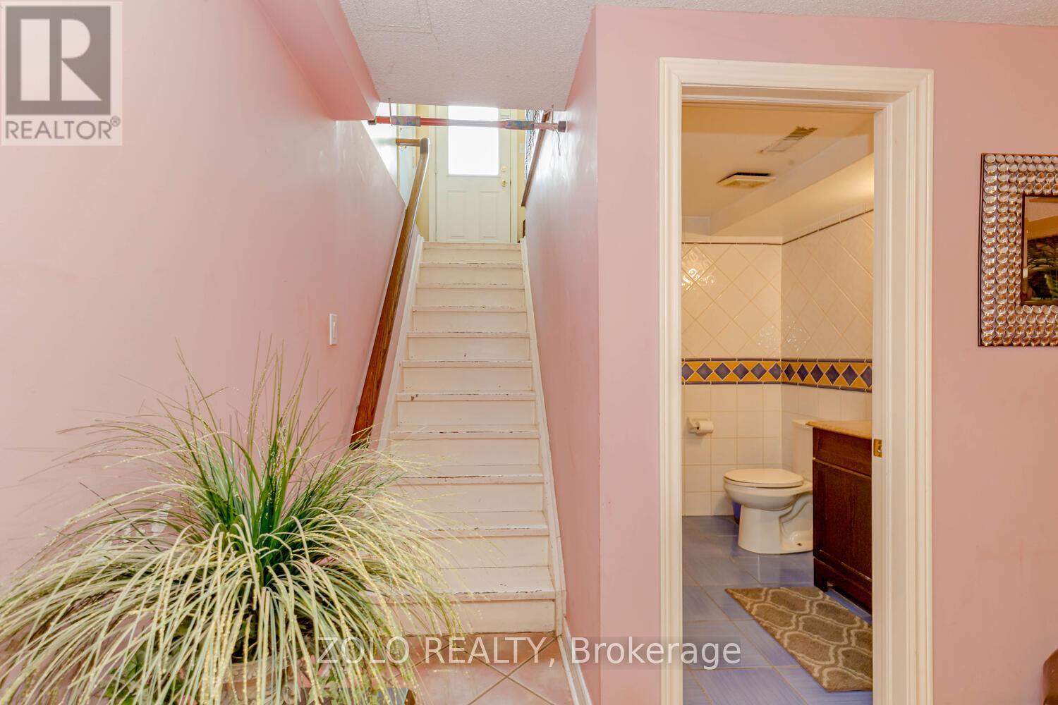 1474 Rosemanor Drive, Mississauga, Ontario  L5M 5M4 - Photo 3 - W12429418