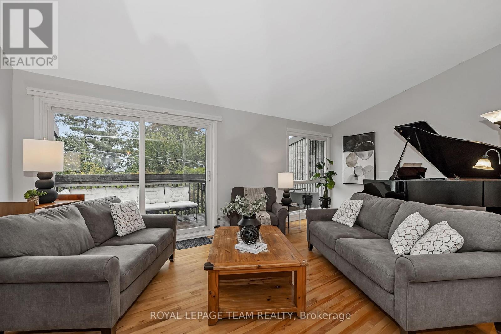1095 Ambleside Drive, Ottawa, Ontario  K2B 8E2 - Photo 12 - X12429464