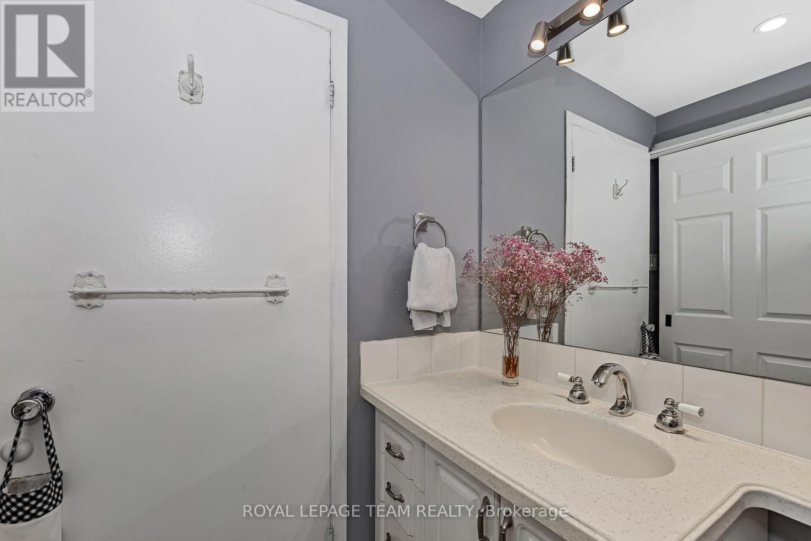 1095 Ambleside Drive, Ottawa, Ontario  K2B 8E2 - Photo 18 - X12429464